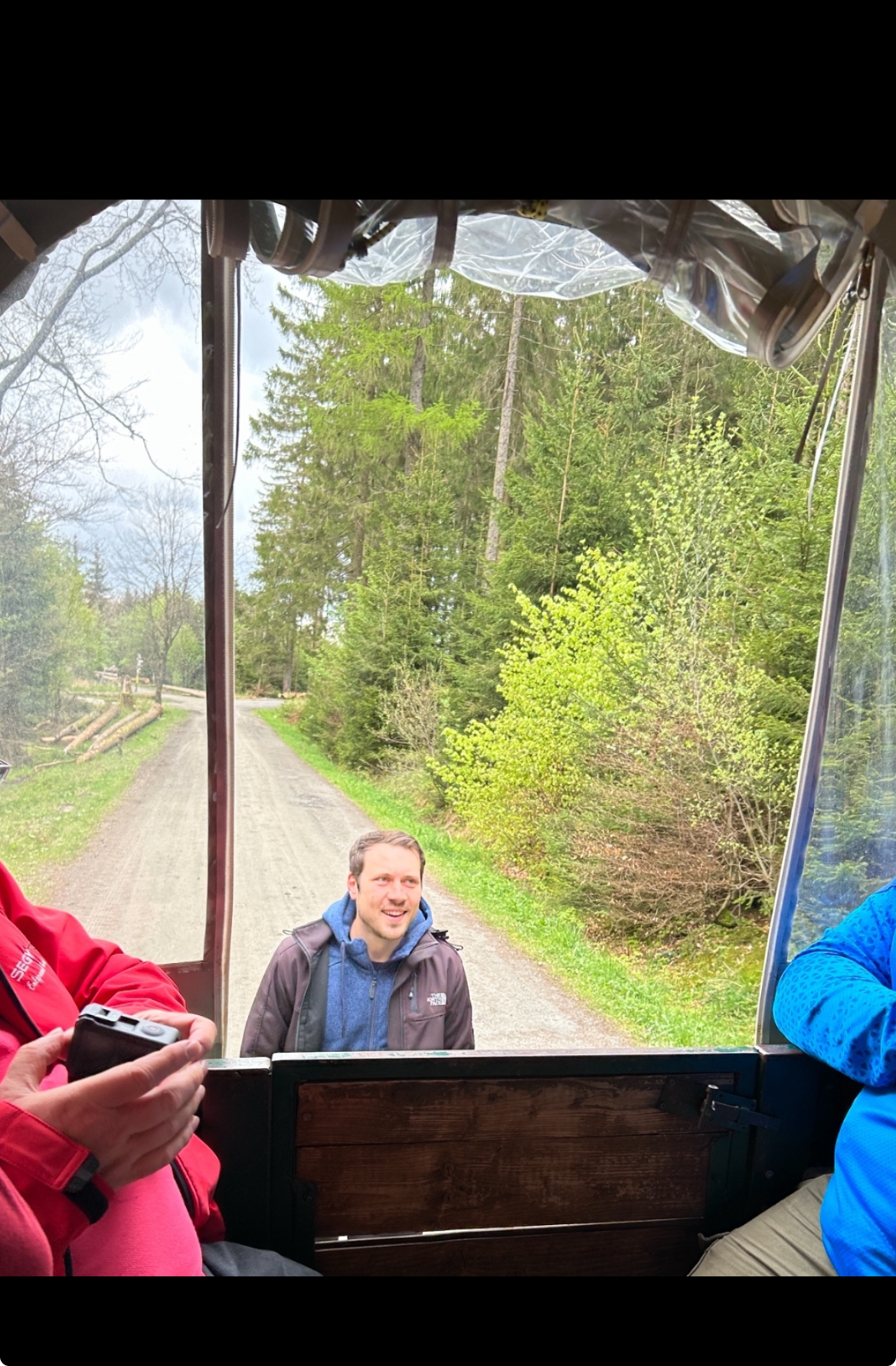 Fachberater Timon Döbel beim Blick in den Planwagen während des Väterwochenendes 2024