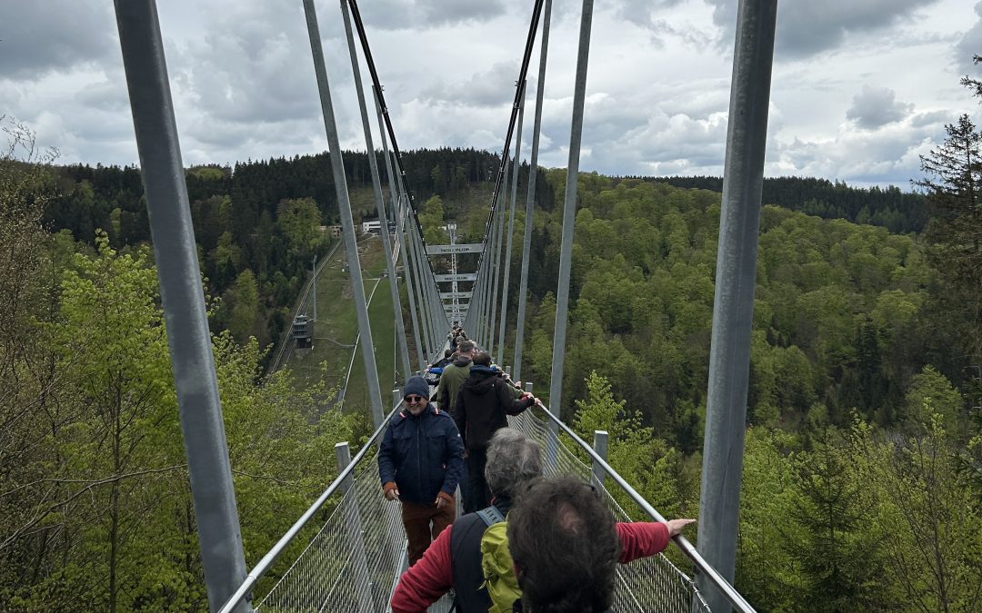 Die Pflegeväter überqueren die Hängebrücke