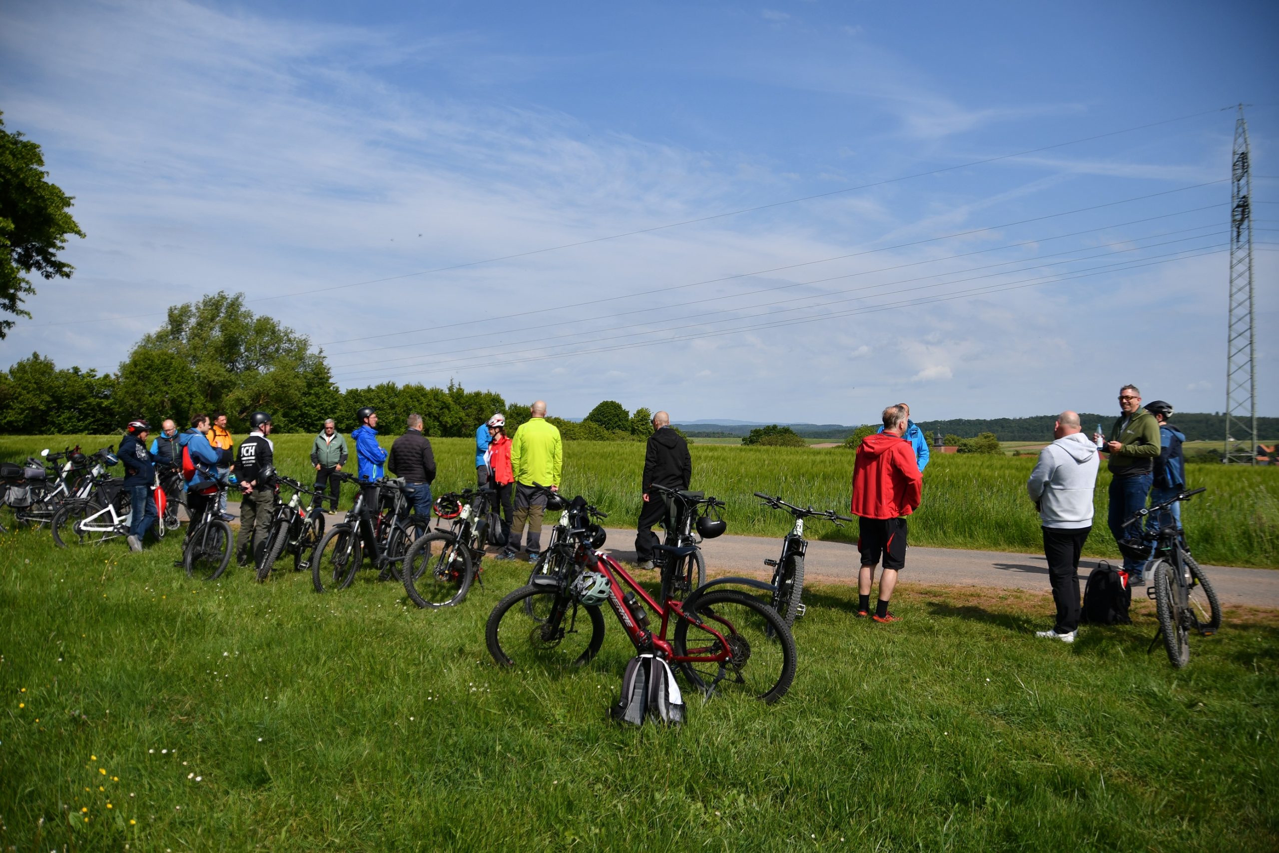 Väterwochenende 2025 4 Die Pflegeväter bei einer Pause von der Radtour