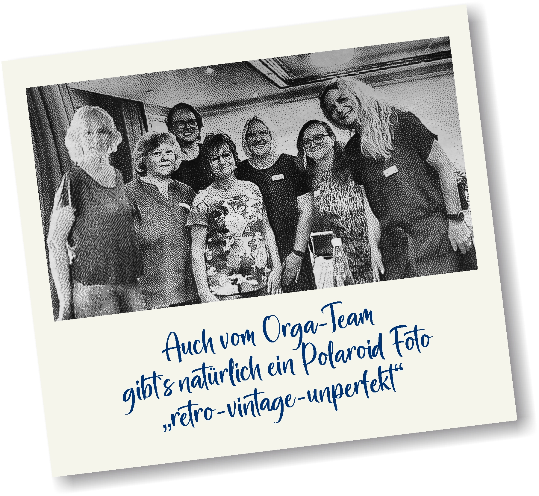ein retroartig anmutendes Bild im Stil einer Polaroidaufnahme in Schwarz-Weiss. Gruppenfoto der Organisatorinnen des Mütterweochenendes.