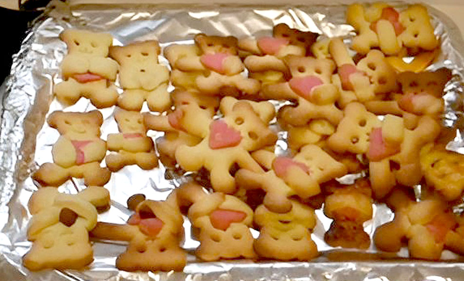 Plätzchen in Bärenform auf einem Backblech