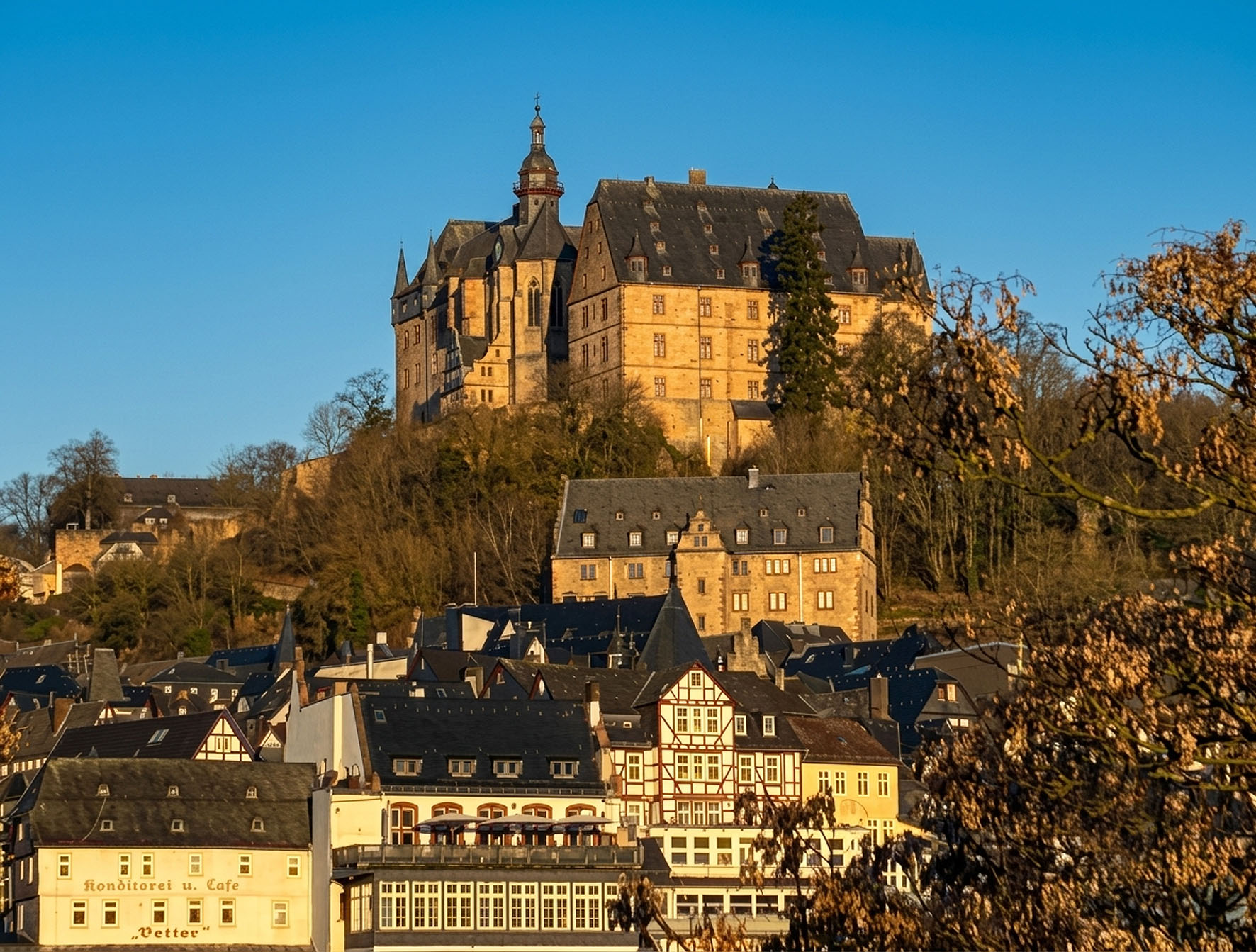 Schatzsuche durch die verwunschene Oberstadt 1 Blick auf das Marburger Schloss mit Oberstadt